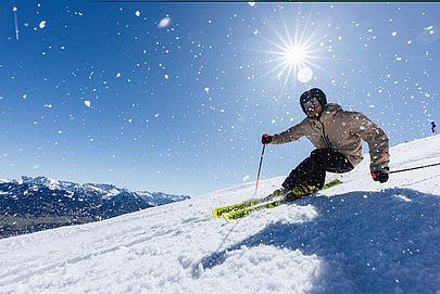 Skifahrer Paar macht sich fertig zur Abfahrt Skifahrer Paar macht sich fertig zur Abfahrt