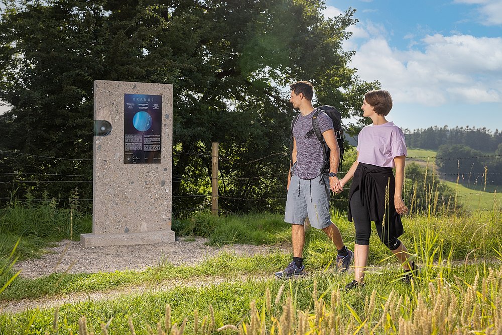 Das Sonnensystem erkunden auf dem Planetenweg im Unterallgäu