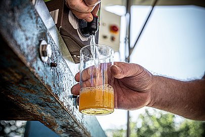 Vor Ort das erste Glas zapfen - die mobile Saftmoschte 