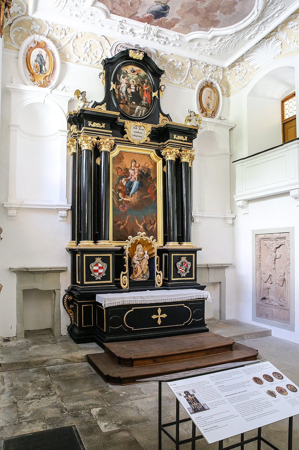 Altar in der St. Anna Kapelle in Füssen im Allgäu 