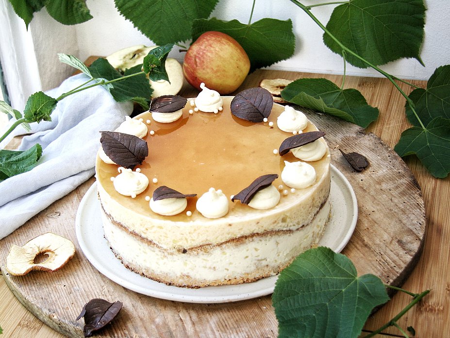 Apfeltorte mit selbstgemachten Apfelblättern aus Schokolade