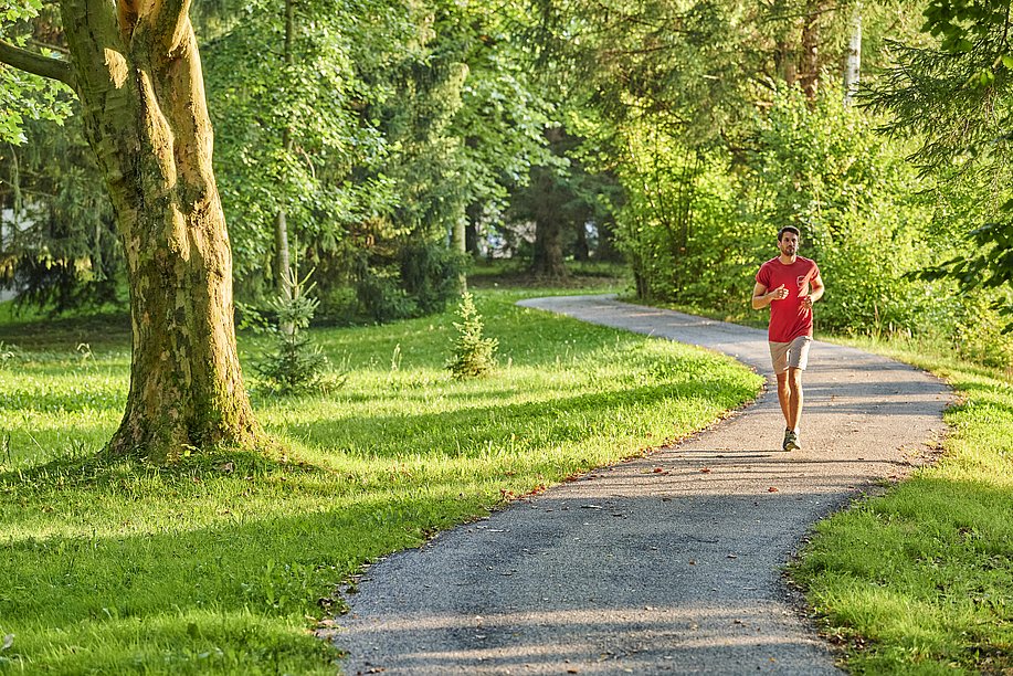 Mann joggt durch den Kurpark von Bad Wörishofen