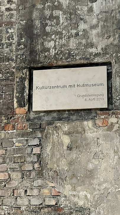 Plakette im Kesselhaus: Kulturzentrum mit Hutmuseum