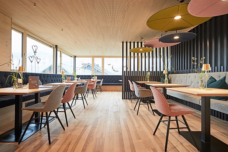 Modern eingerichtetes Restaurant mit Holzelementen