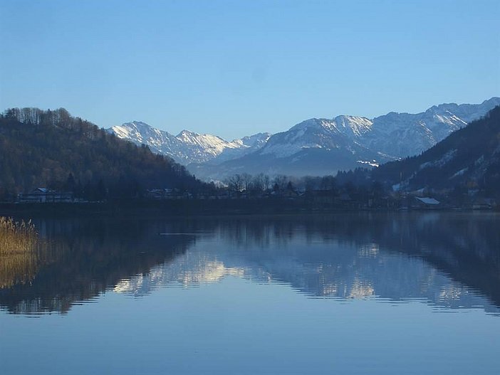 Winter am Alpsee Blick in die Hindelanger Berge