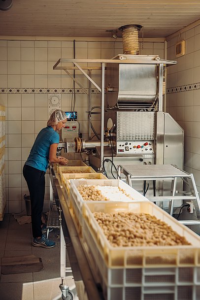 Bei der Herstellung der Nudeln aus Ur-Dinkel ist viel Handarbeit gefragt