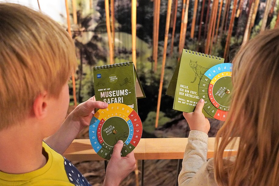 Mit Rätselheft und Rätselscheibe geht es auf Spurensuche in den Familien Museen Allgäu.