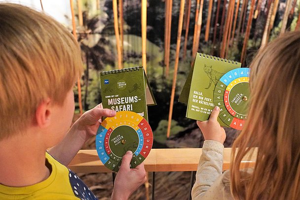 Mit Rätselheft und Rätselscheibe geht es auf Spurensuche in den Familien Museen Allgäu.