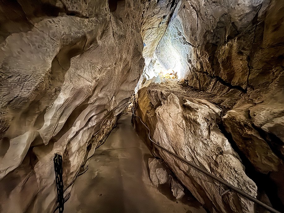 Weg durch die beleuchtete Sturmannshöhle Weg durch die beleuchtete Sturmannshöhle