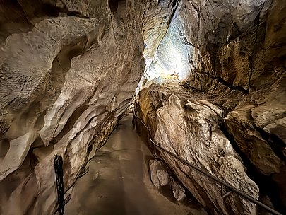 Weg durch die beleuchtete Sturmannshöhle Weg durch die beleuchtete Sturmannshöhle