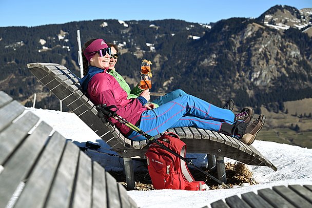Zwei Frauen mit Aperol auf Panoramaliegen auf dem Imberger Horn