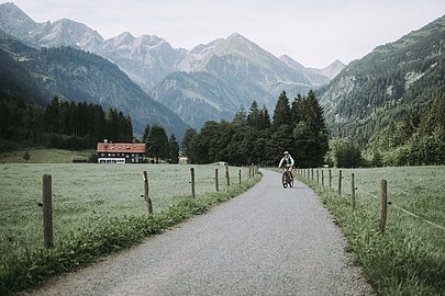 Radfahrerin im Stillachtal bei Oberstdorf