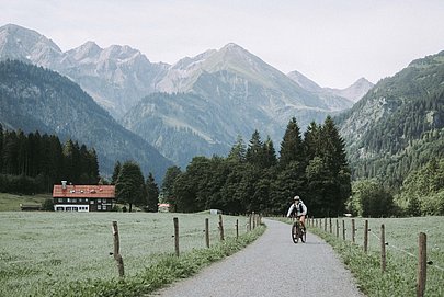 Radfahrerin im Stillachtal bei Oberstdorf