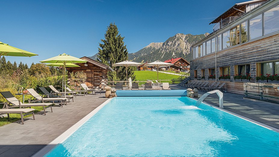 Außen-Pool des Hotel Oberstdorf mit Sonnenliegen