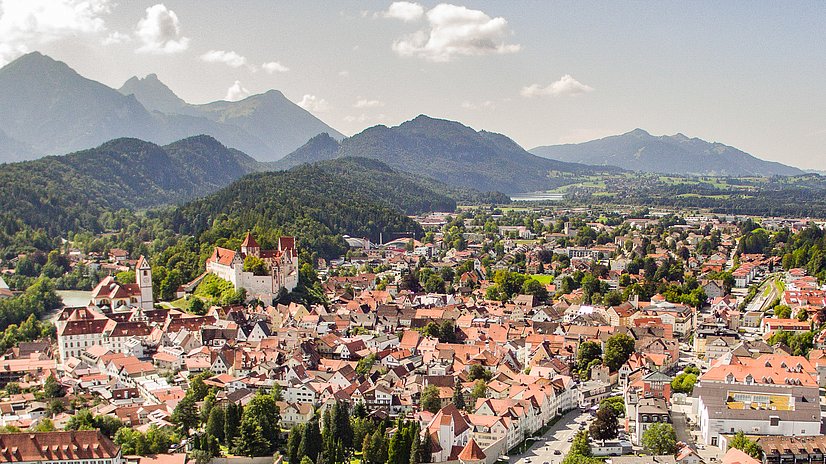 Füssen von oben mit Hohem Schloss und Bergen im Hintergrund