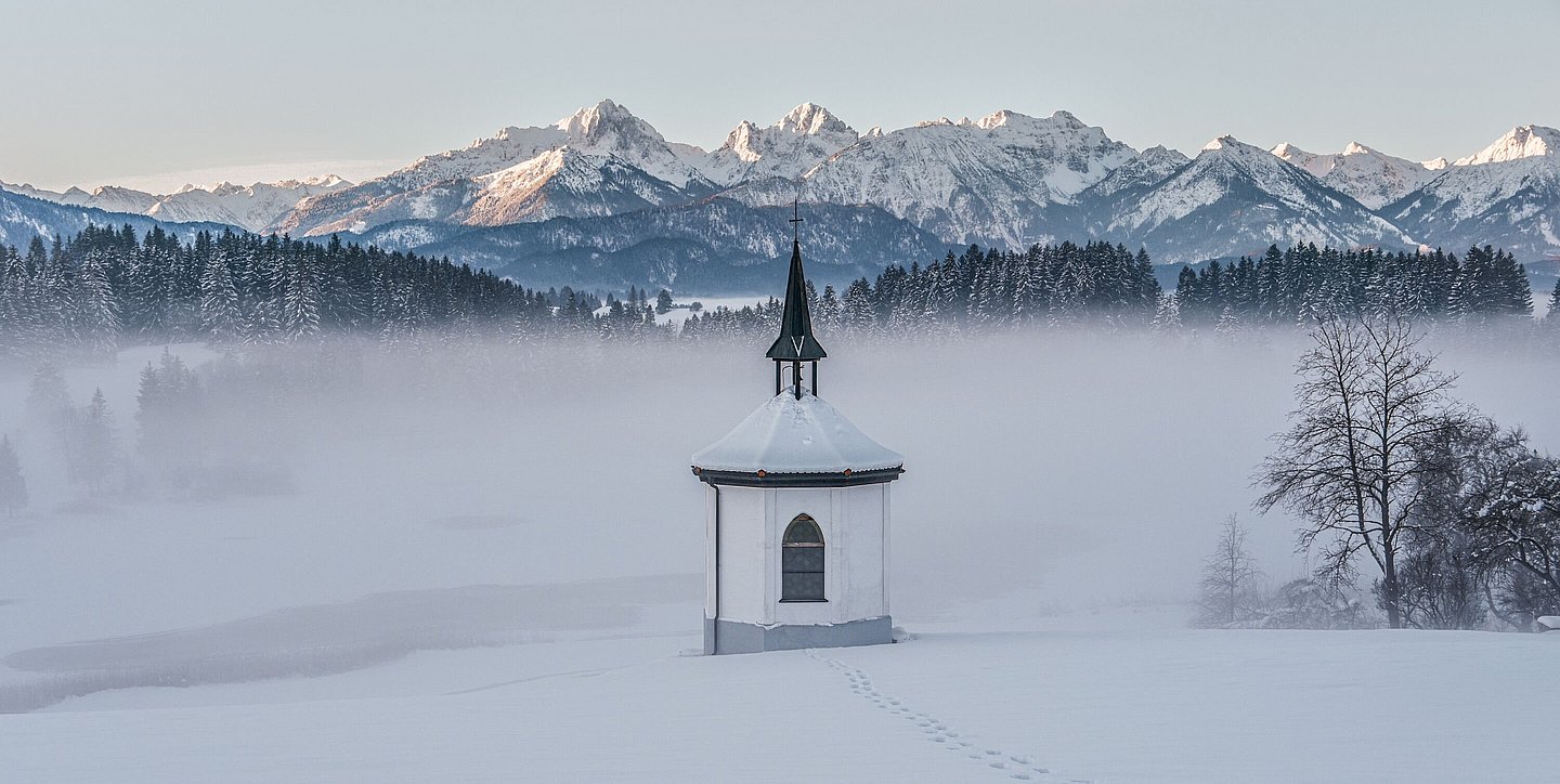 Kapelle St. Antonius am Hegratsrieder See im Winterkleid