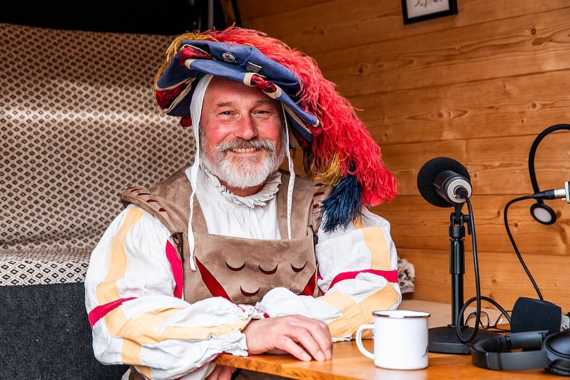 Norbert Sliwockyj in Frundsbergfest-Kleidung im Podcastbus Norbert Sliwockyj in Frundsbergfest-Kleidung im Podcastbus