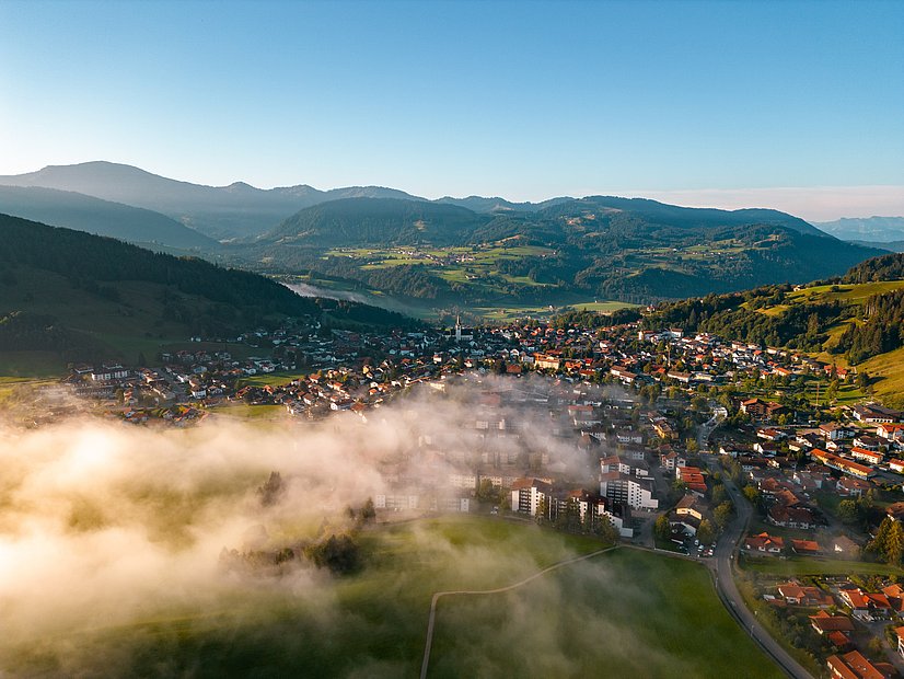 Oberstaufen mit Berglandschaft von oben