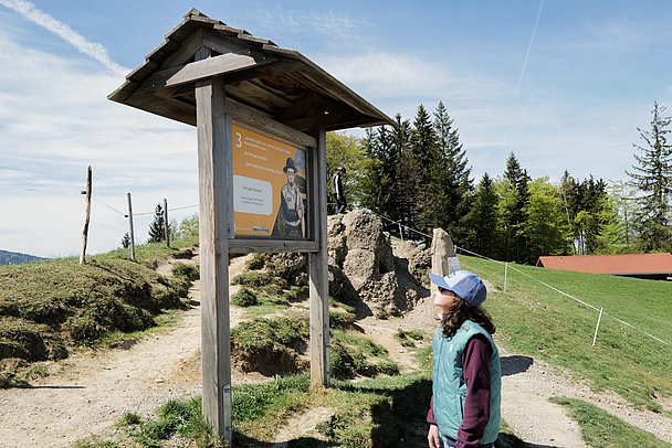 Mädchen vor einer Erlebnisstation am MounTeens Detektivweg