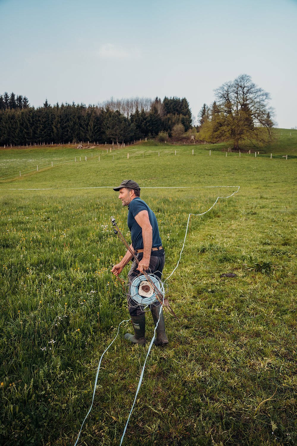 Landwirt Walter Schwärzler beim Umzäunen der Weide