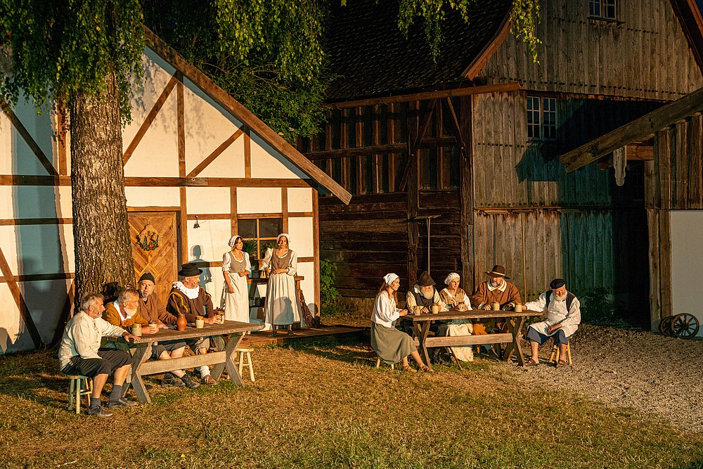 Historisches Bühnenbild mit Menschen in alten Gewändern