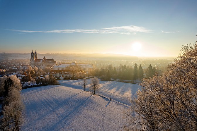 Winterliche Landschaft bei Ottobeuren mit Blick auf Kloster