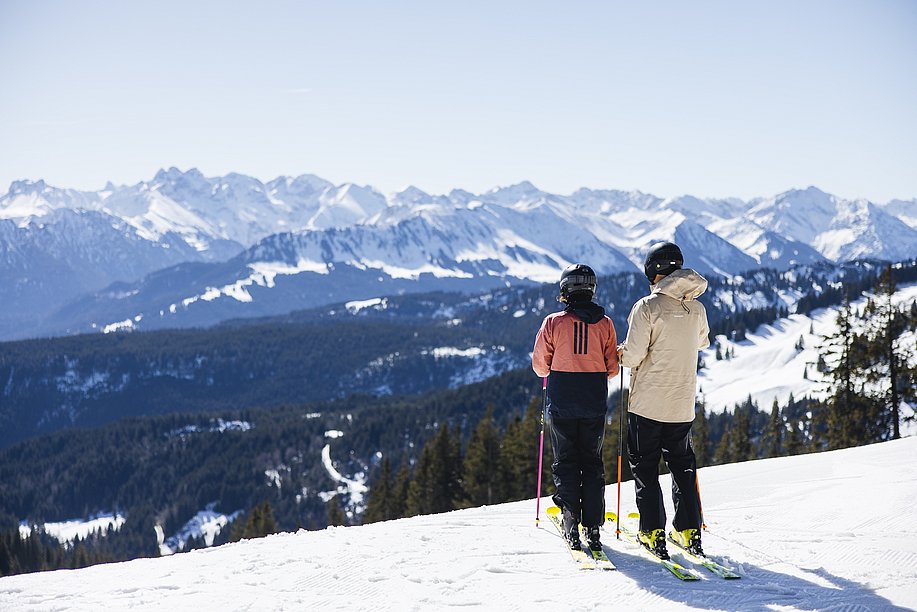 Zwei Skifahrer vor dem Panorama der Allgäuer Alpen Zwei Skifahrer vor dem Panorama der Allgäuer Alpen
