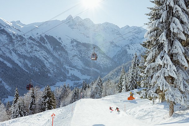 Zwei Skifahrer auf der Talabfahrt am Fellhorn