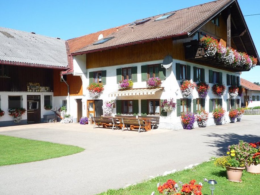 Unser Landhof mit Sitzgelegenheit vor dem Haus