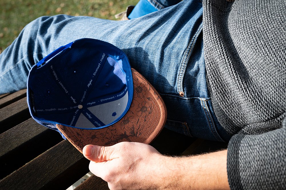 Allgäu Cap von unten: Grünten und Blumen auf dem Schirm
