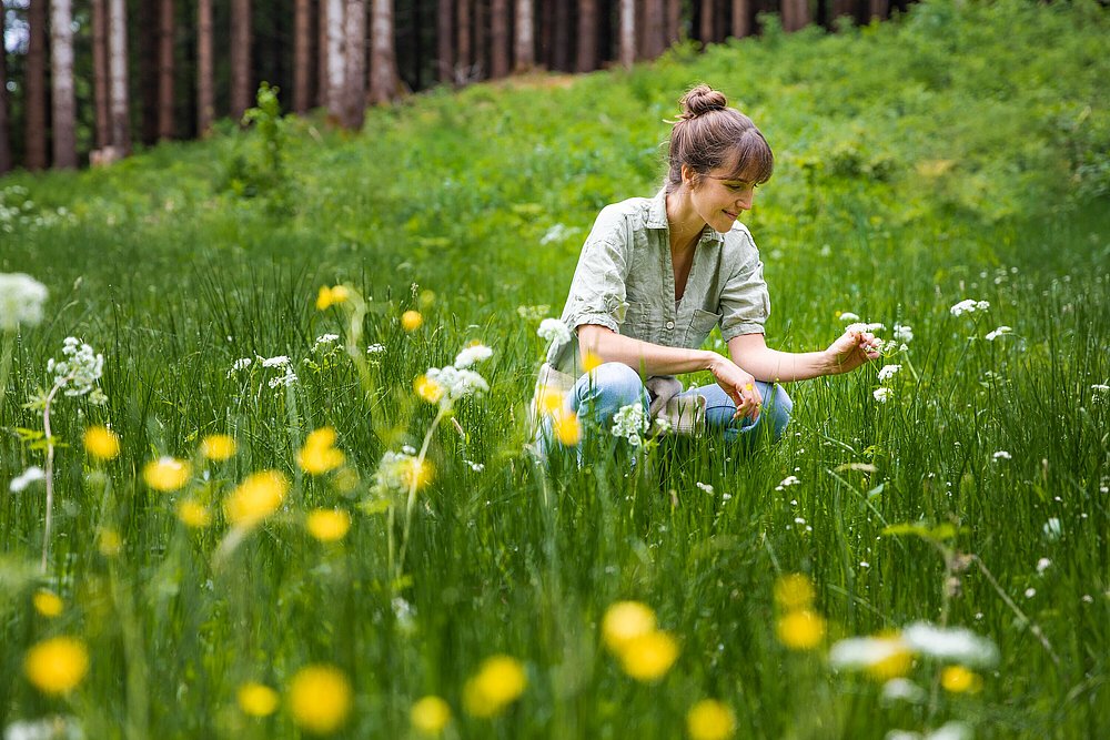 Frau in einer Blumenwiese