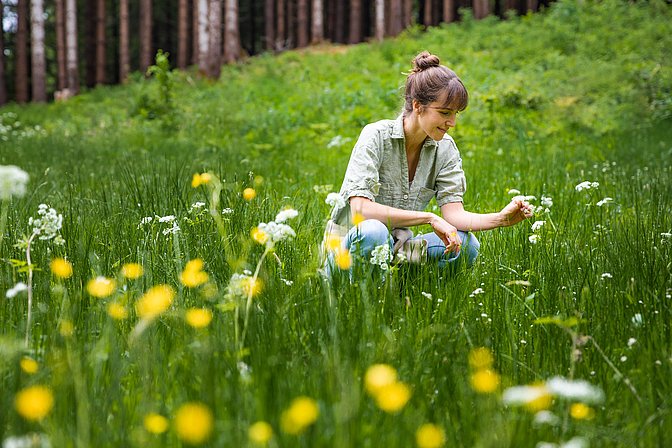 Frau in einer Blumenwiese