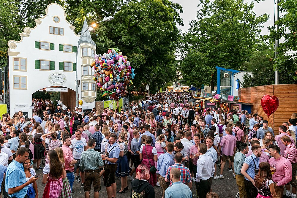 Viele Menschen in Tracht auf der Allgäuer Festwoche