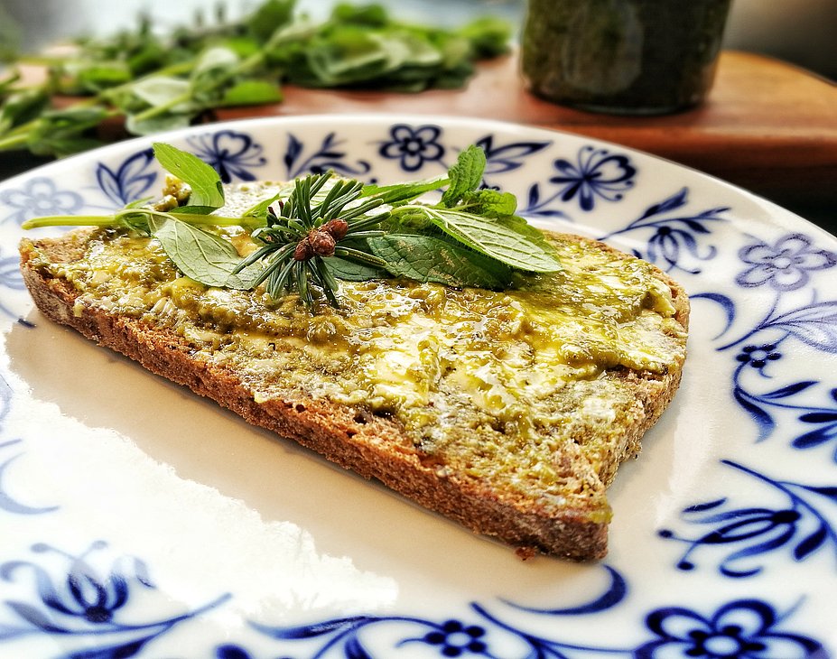 Der Wald auf´s Brot: Butterbrot mit Tannenspitzenpesto