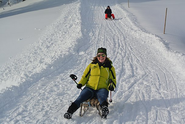 Der Forstweg wird zur Rodelbahn: Von der Schwarzenberghütte zum Giebelhaus