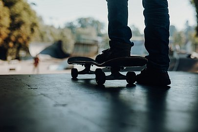 Ein Skater steht auf einem Skateplatz bereit 