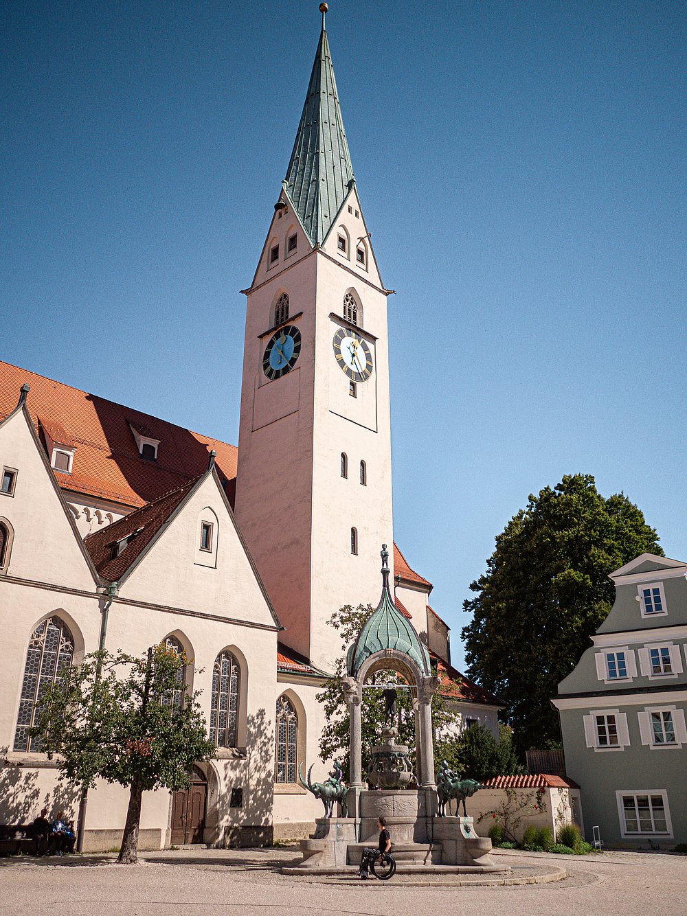 Moritz Brückner im Rollstuhl vor der Kirche St. Mang in Kempten