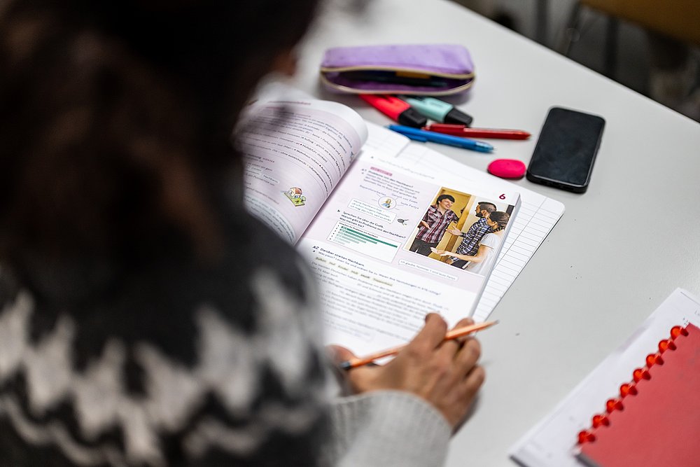 Frau mit einem Arbeitsbuch