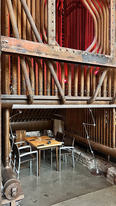 Tisch unter Rohren im Kesselhaus