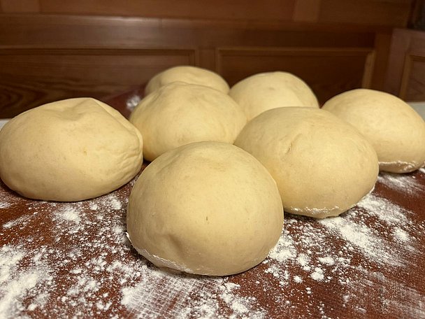 Sechs aufgegangene Teigkugeln für Funkenküchle