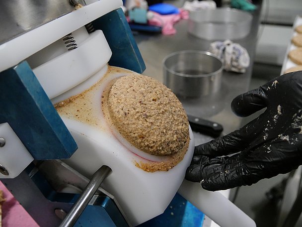 Perfekt geformter Lebkuchen kommt aus einer Maschine