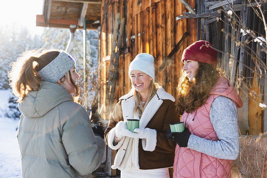 Drei Freundinnen im Winter vor der Hütte Drei Freundinnen im Winter vor der Hütte