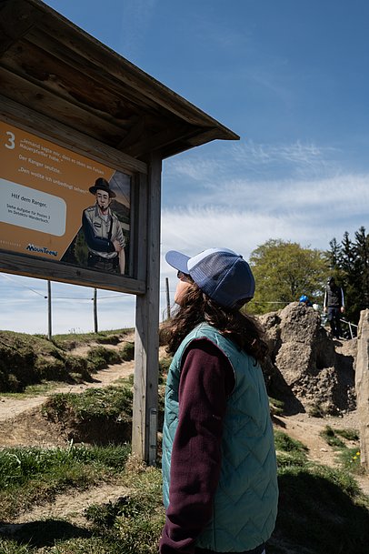 Mädchen vor einer Erlebnisstation am MounTeens Detektivweg