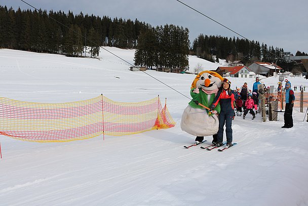 Liftfahren mit Maskottchen Zimi