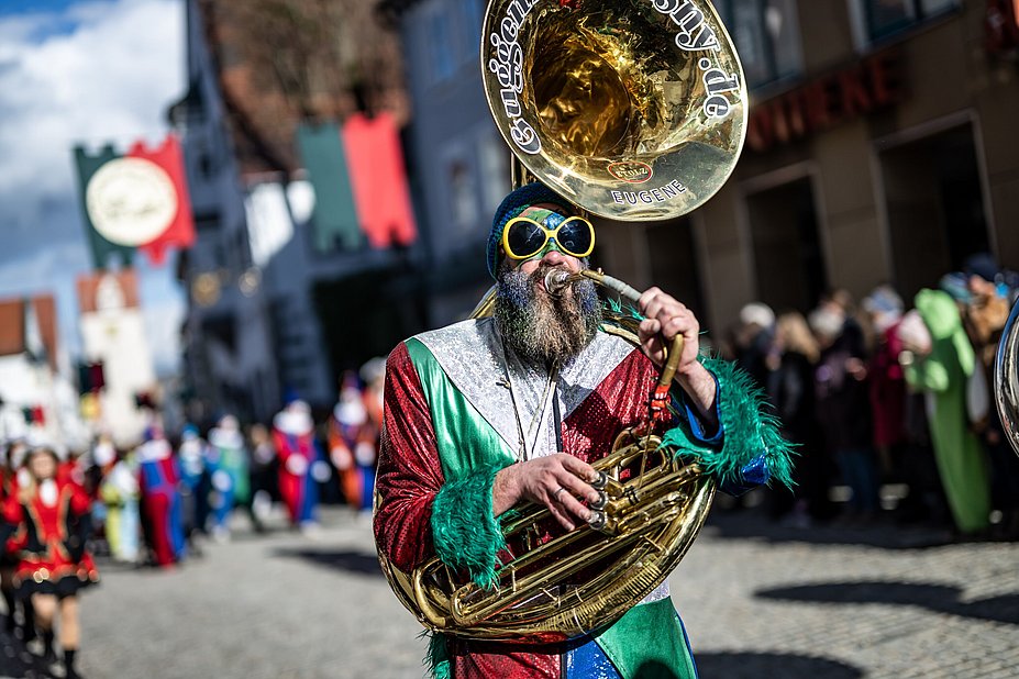 Verkleideter Guggenmusiker mit Sousaphon in der Isnyer Altstadt