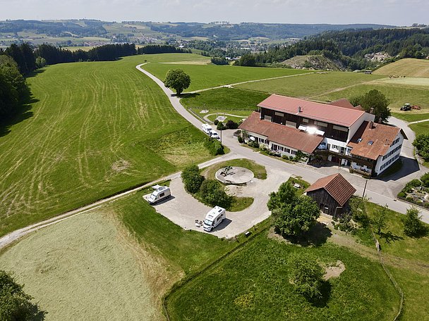 Camping auf dem Bauernhof Vogelperspektive