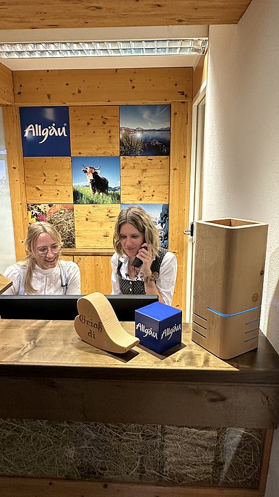 JobQuesterin Pia mit Hoteldirektorin Johanna an der Rezeption des Biohotels Eggensberger