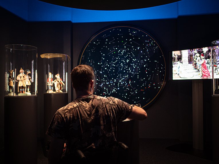 Moritz Brückner im Rollstuhl in einem Museum in Mindelheim