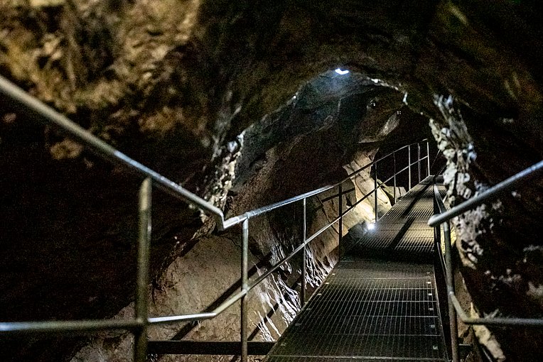Metallsteg durch die beleuchtete Sturmannshöhle Metallsteg durch die beleuchtete Sturmannshöhle