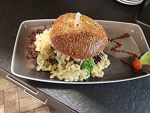 Burger mit Kässpatzen auf einem Teller angerichtet
